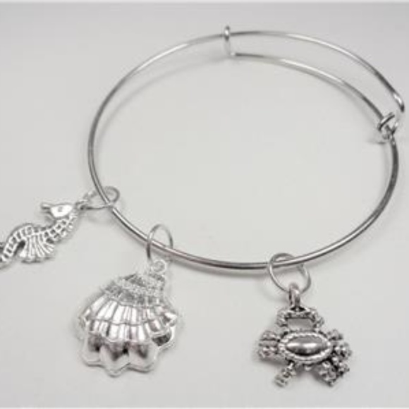 NAUTICAL CRAB SEA HORSE BEACH SHELL CHARM BRACELET - Picture 3 of 5